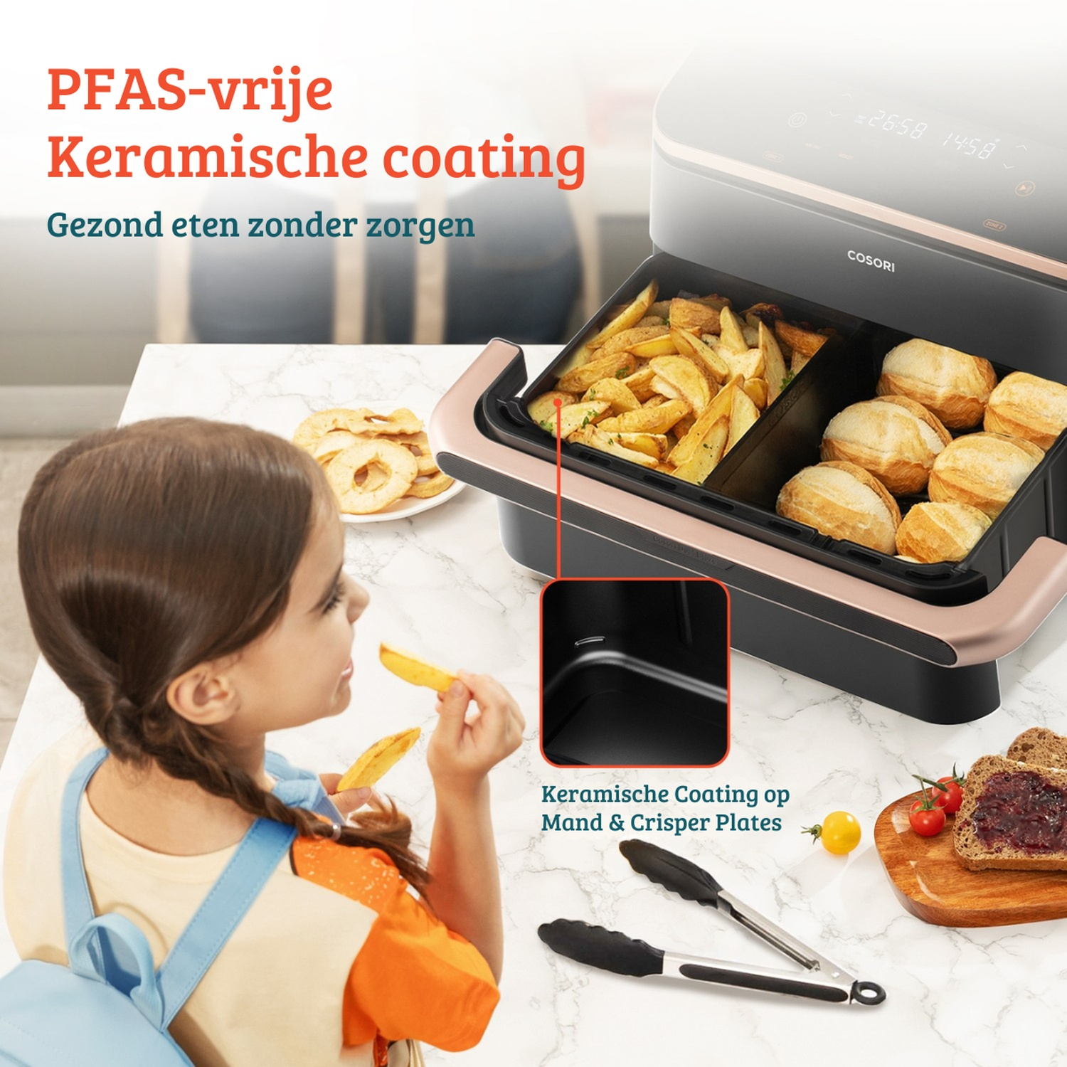 Fille mange des frites; friteuse à air avec frites et petits pains.