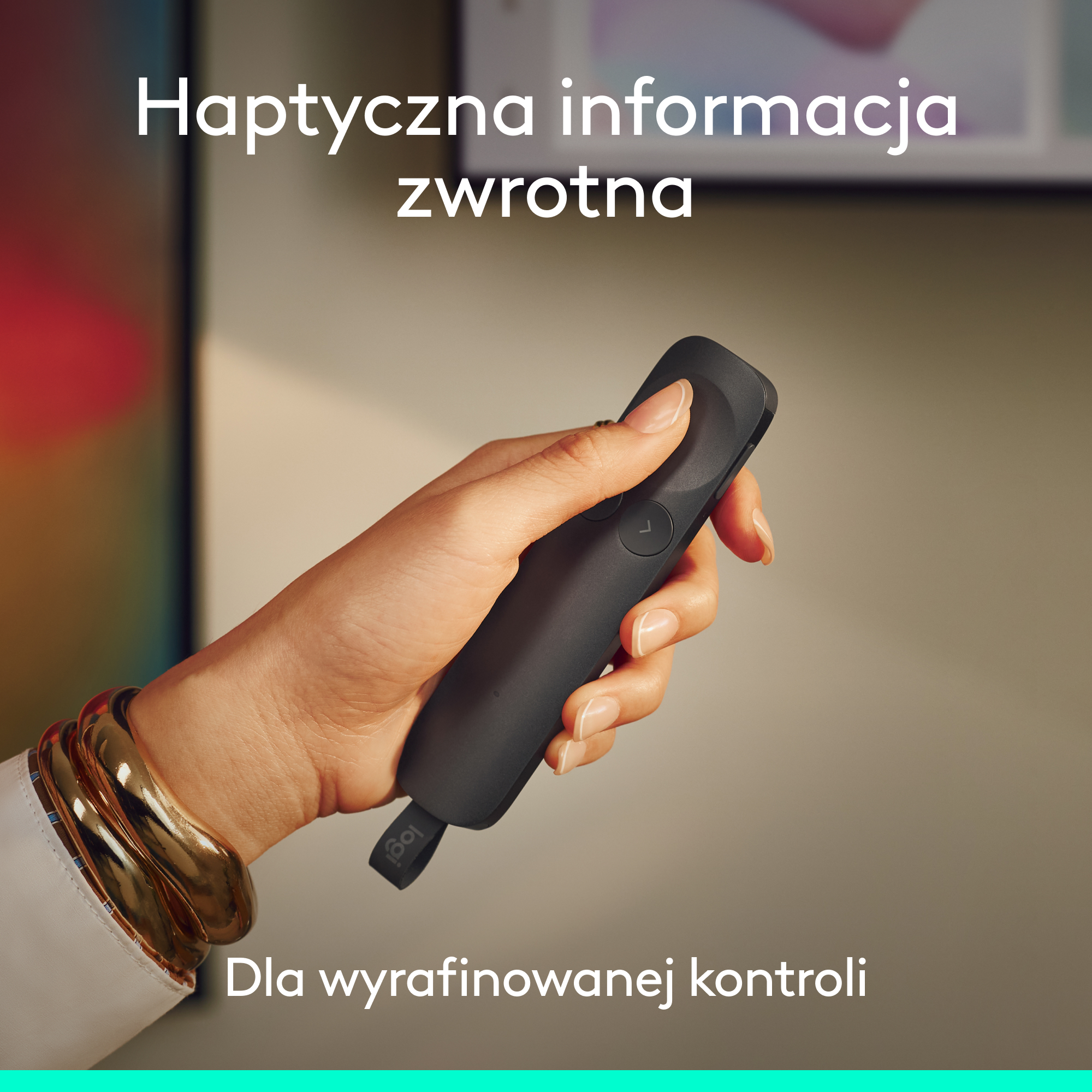 Dłoń trzyma czarny pilot z logo Logitech.