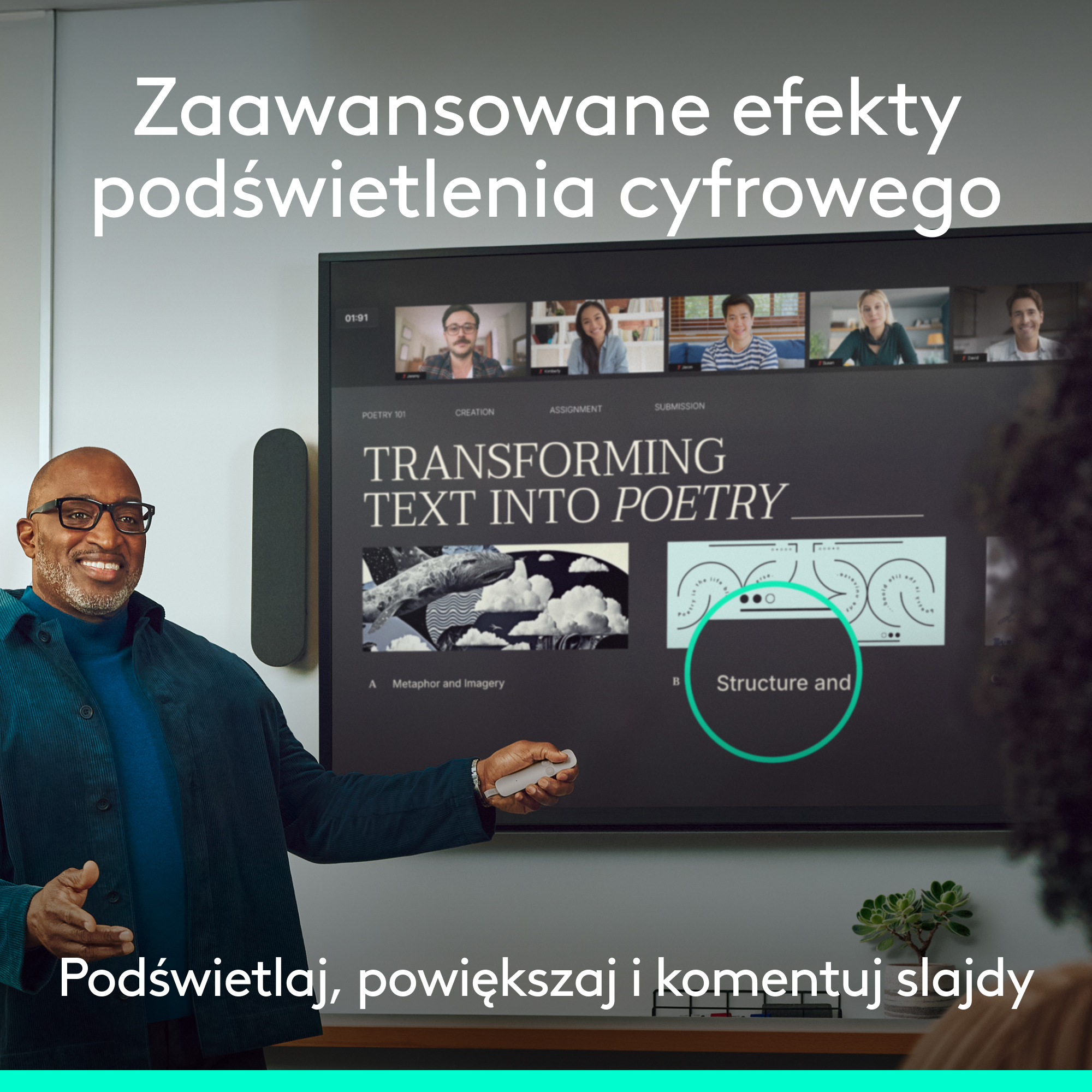 Mężczyzna w okularach uśmiecha się, wskazując na ekran z wideokonferencją i prezentacją.
