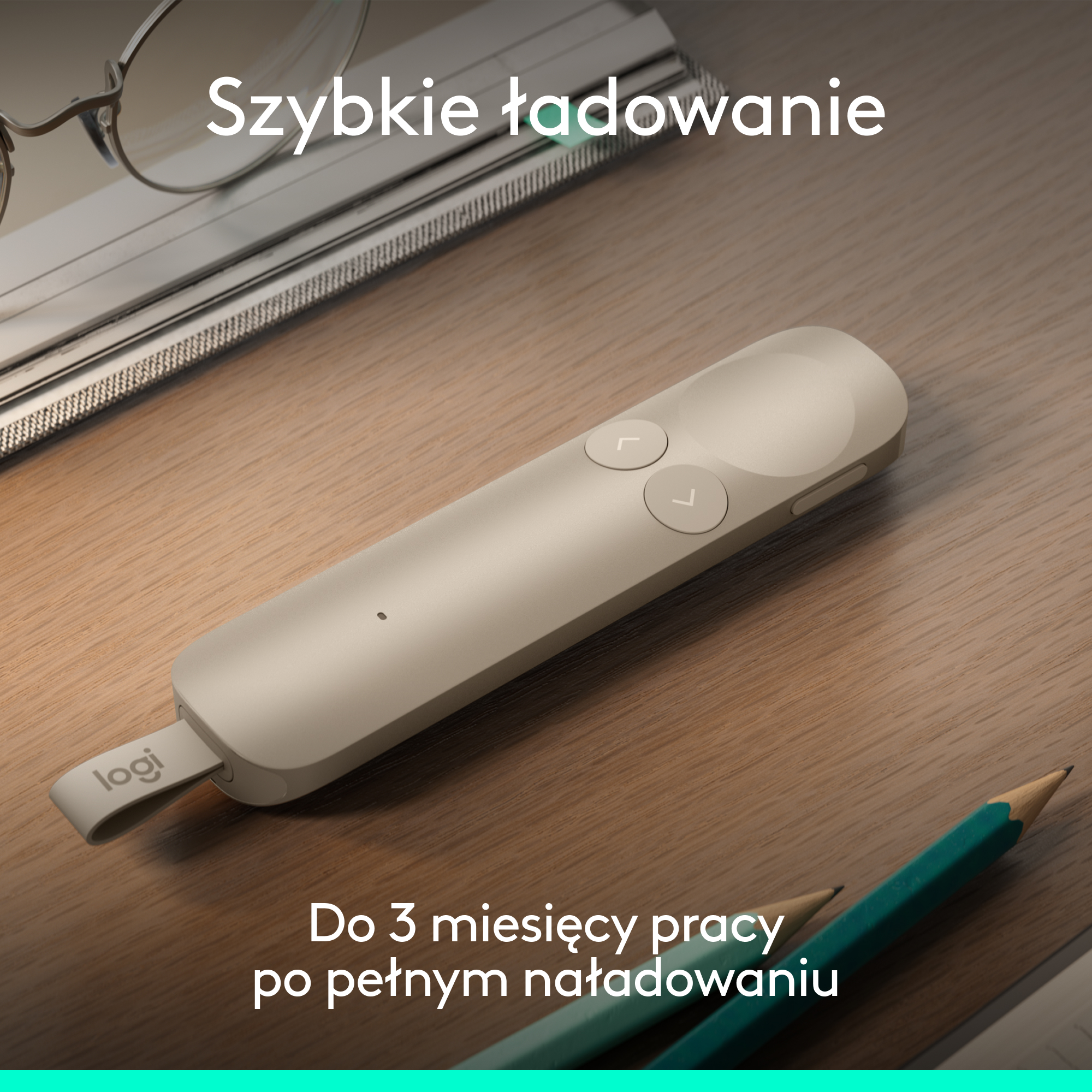 Jasnobrązowy prezenter Logitech z przyciskami leży na drewnianym biurku obok długopisów i okularów.