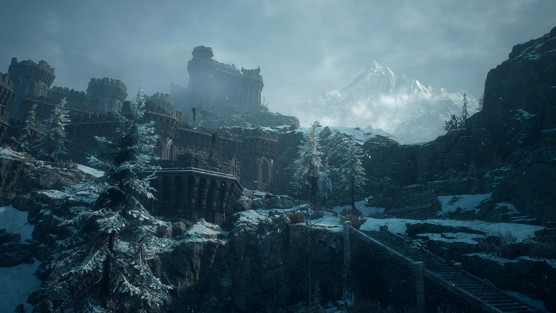 Eine schneebedeckte Burg thront auf einem felsigen Berg unter einem nebligen Himmel.