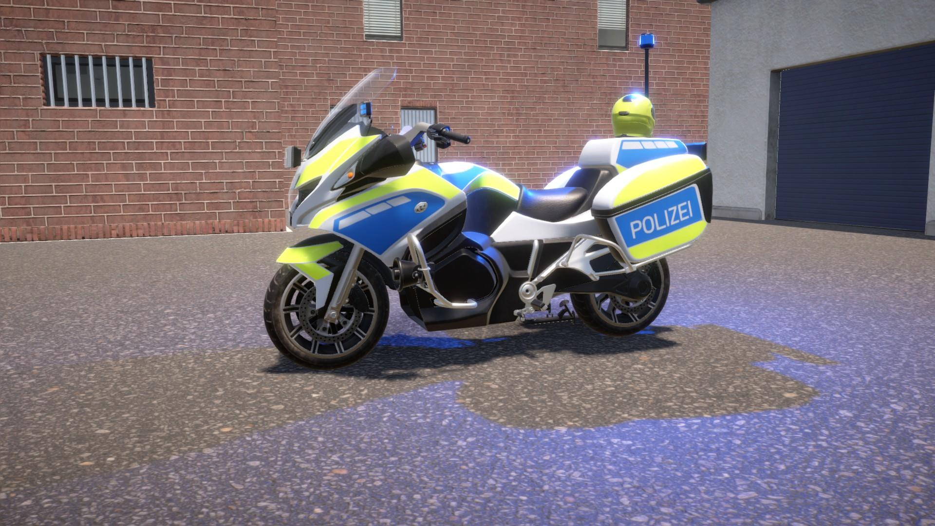 Ein blau-gelbes Polizeimotorrad mit der Aufschrift „POLIZEI“ parkt auf Asphalt vor einem Backsteingebäude.