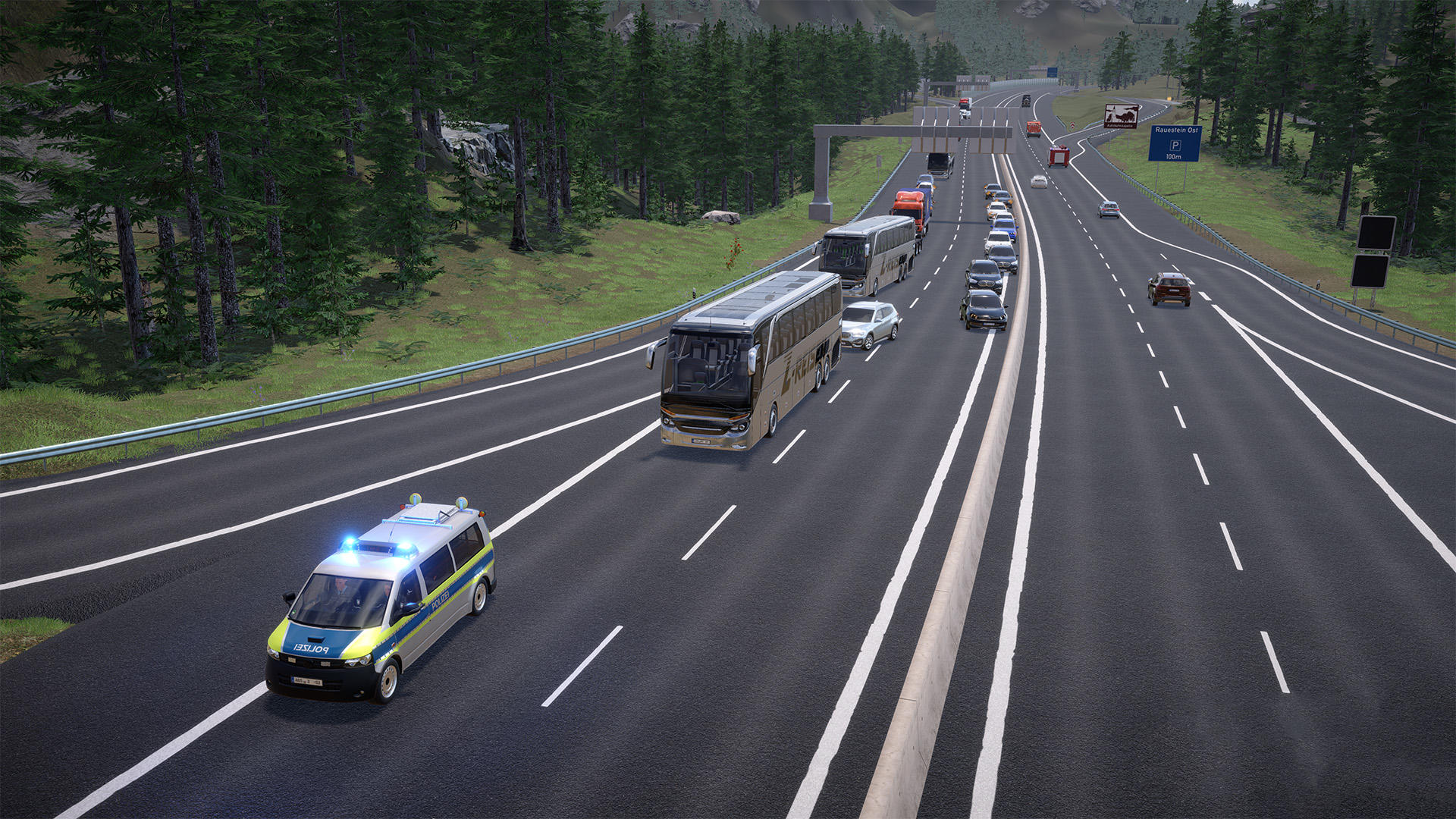 Polizeiauto mit Blaulicht auf Autobahn neben Reisebussen und Autos.