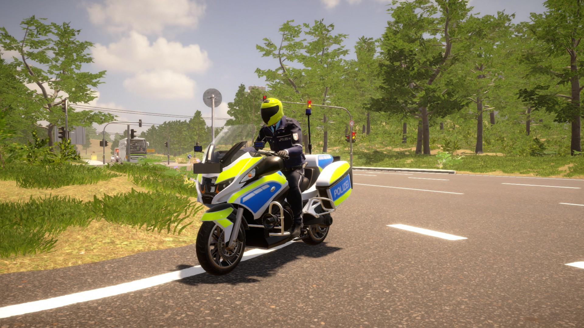 Ein Polizist in Uniform fährt ein Polizei-Motorrad auf einer Straße mit Bäumen.