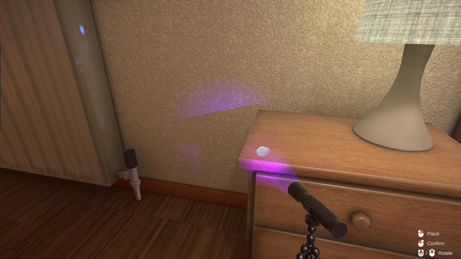 Eine Taschenlampe auf einem Stativ beleuchtet einen Fingerabdruck auf einer Holzkommode in einem Raum mit Heizkörper und Lampe.
