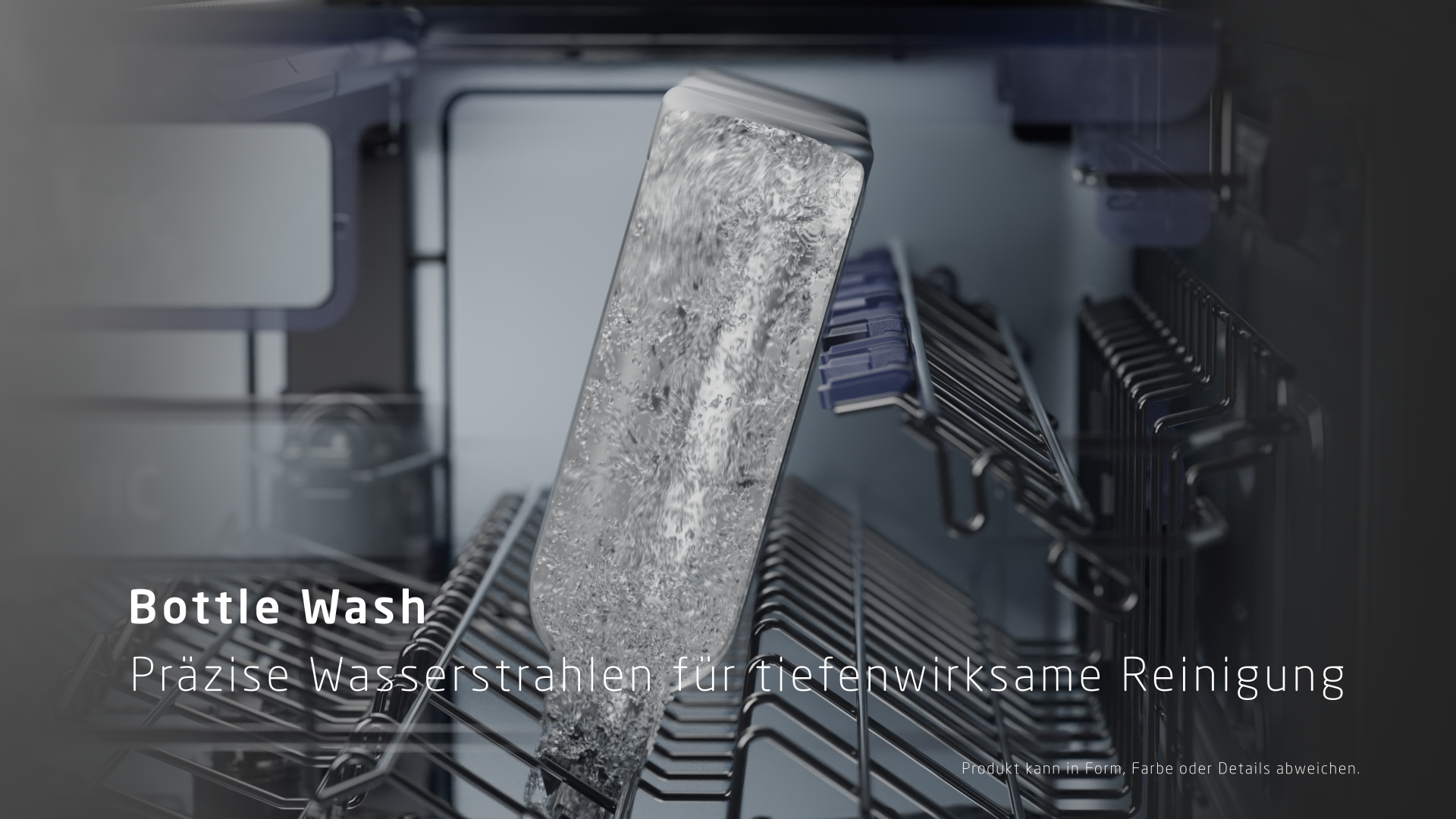 Eine Flasche wird in einem Geschirrspüler mit Wasserstrahlen gereinigt.