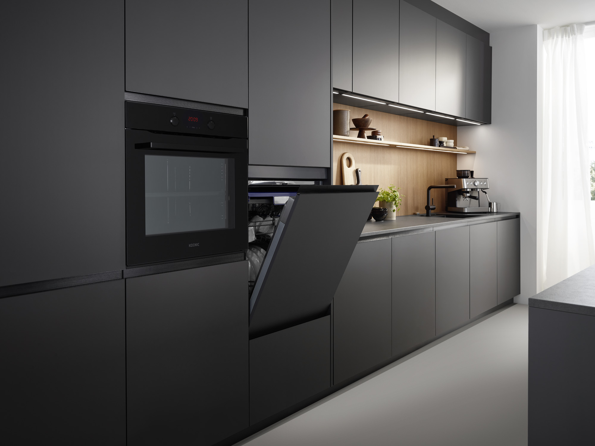 Moderne schwarze Küche mit geöffnetem Geschirrspüler, Backofen und Kaffeemaschine.