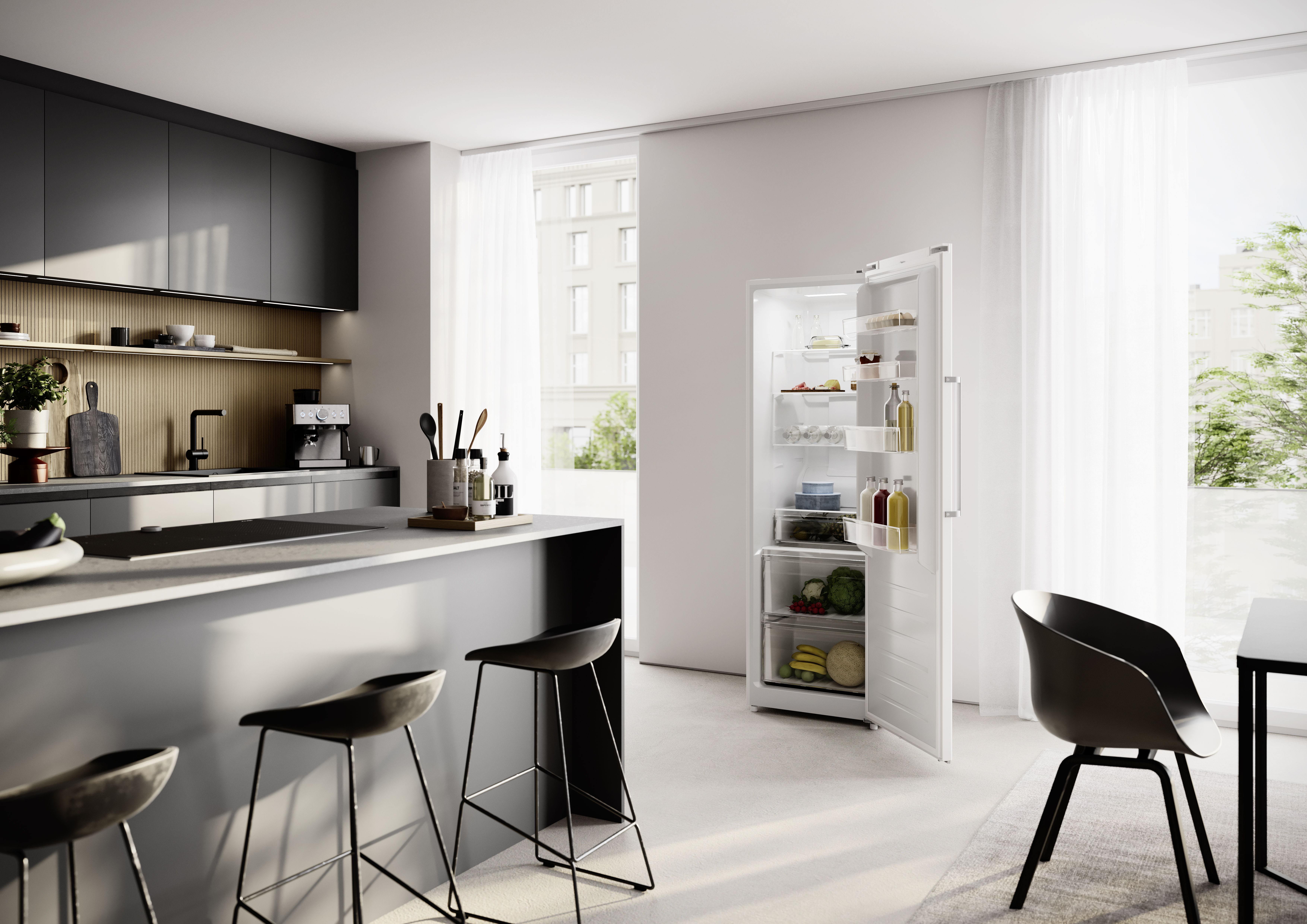 Moderne Küche mit offenem Kühlschrank, Bar und Sitzgelegenheiten.