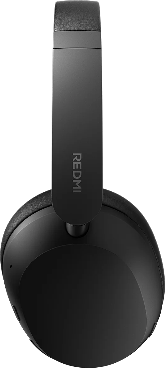 Egy fekete Redmi fülre helyezhető fejhallgató ferdén áll egy fehér háttéren, látható a fülkagyló, a fejpánt és a "REDMI" logó.