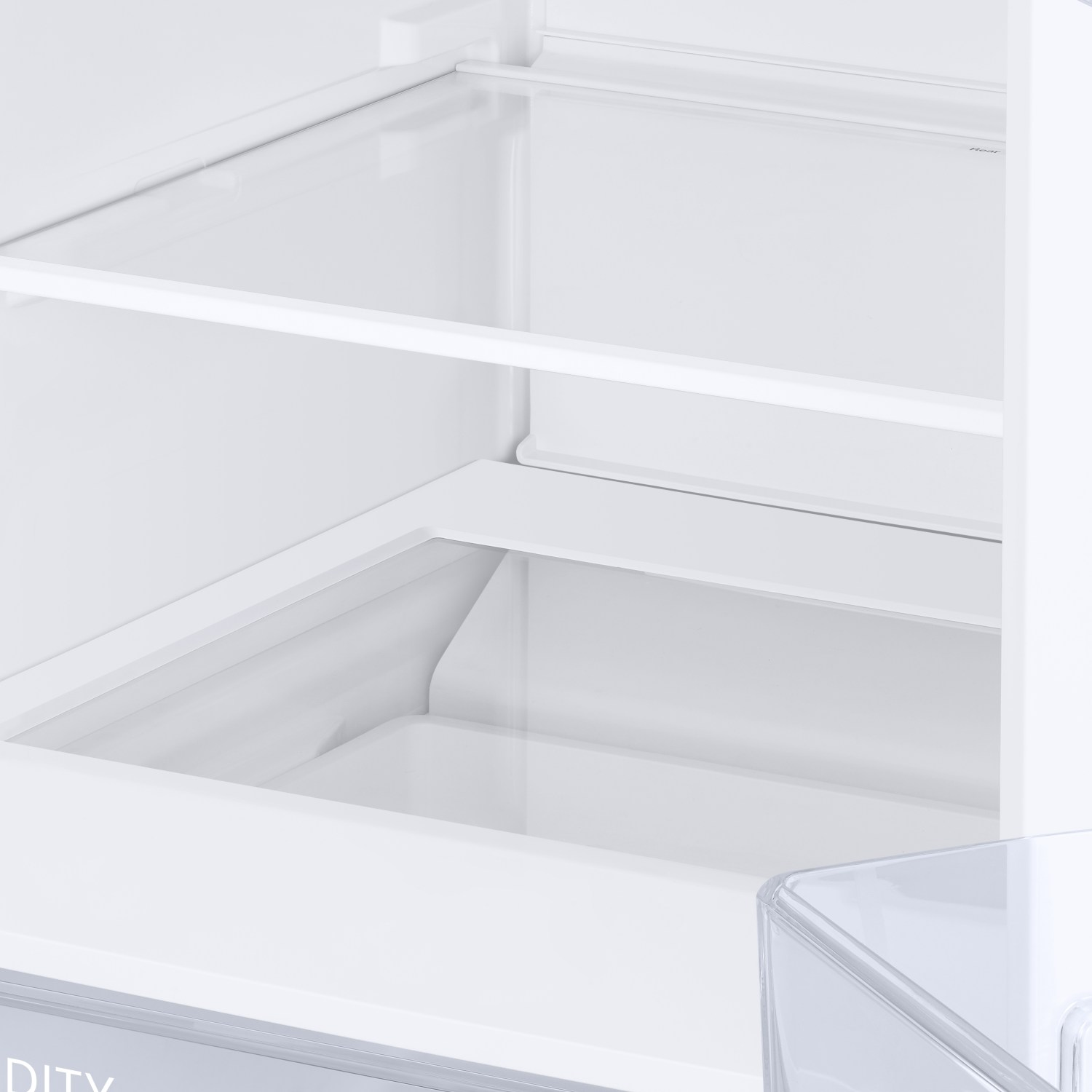 Interior vacío de refrigerador blanco con estantes de cristal y cajón.