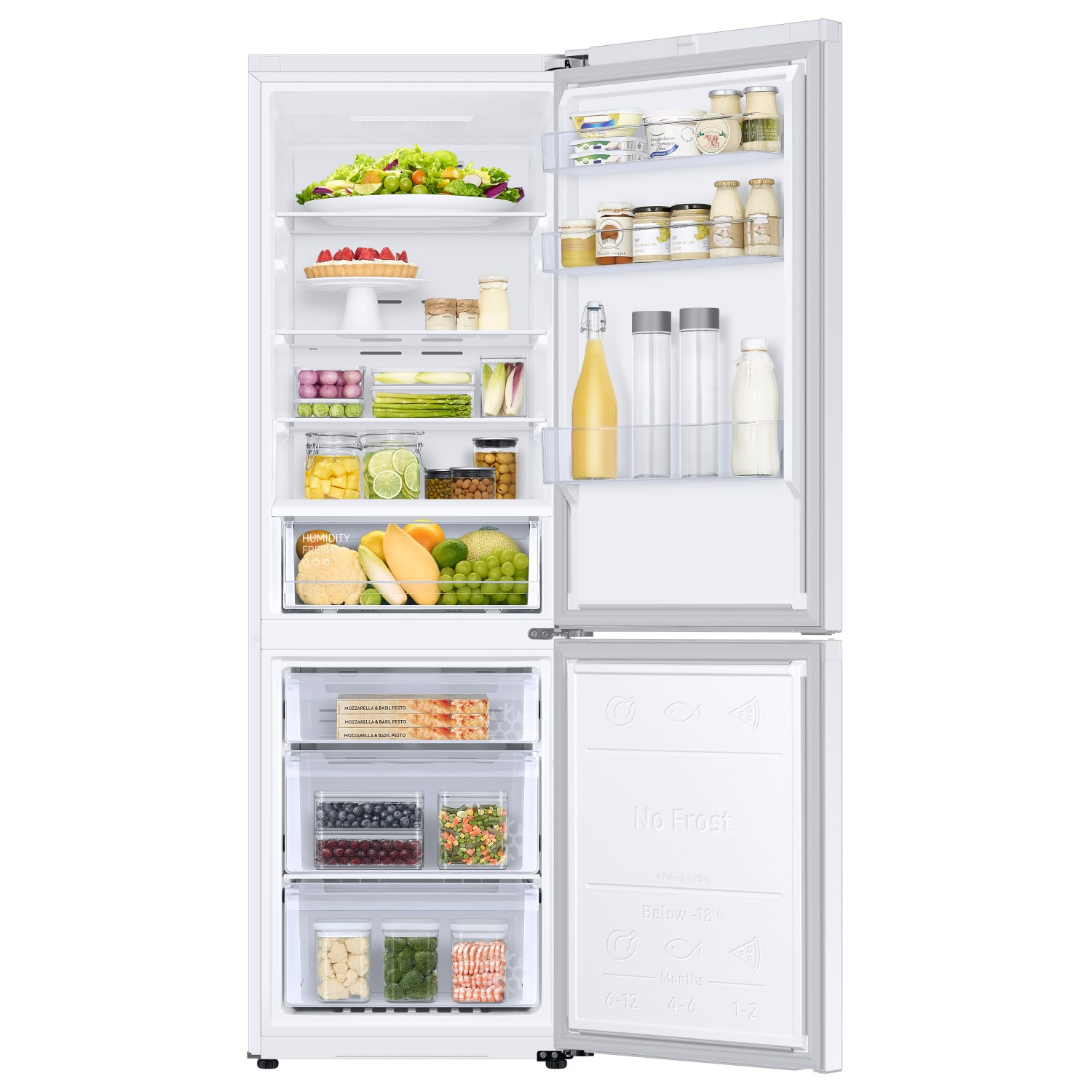 Un refrigerador abierto lleno de comida en estantes y cajones.