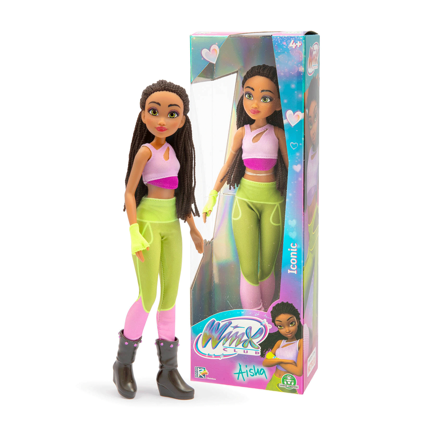 Egy Winx Club Aisha baba sportruhában áll a csomagolása mellett.
