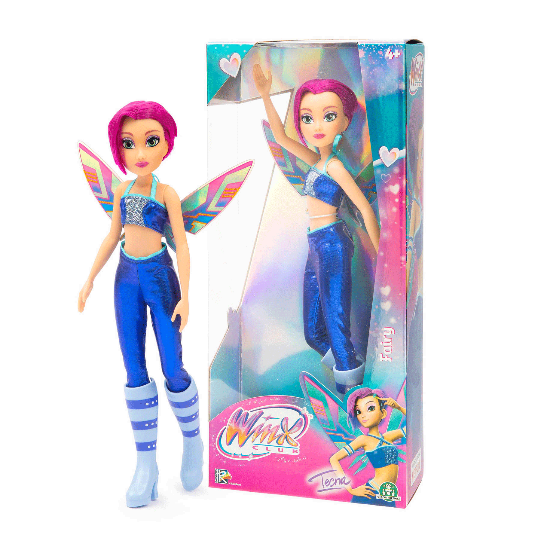 Egy Winx Club Tecna baba lila hajjal, kék felsővel, nadrággal és csizmával, színes csomagolása mellett áll.