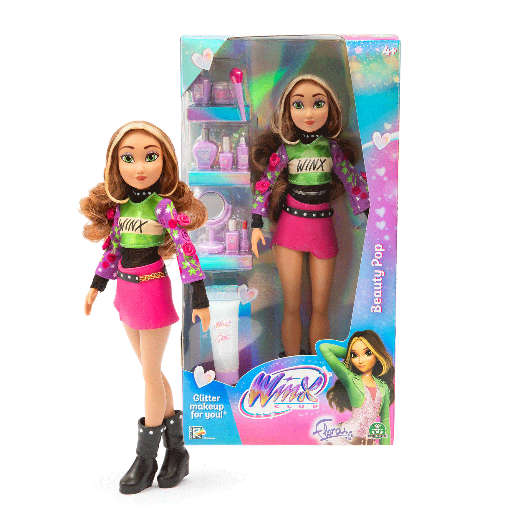 Egy Winx Club baba, Flora, a doboza mellett áll, zöld crop topban, rózsaszín szoknyában és fekete csizmában.