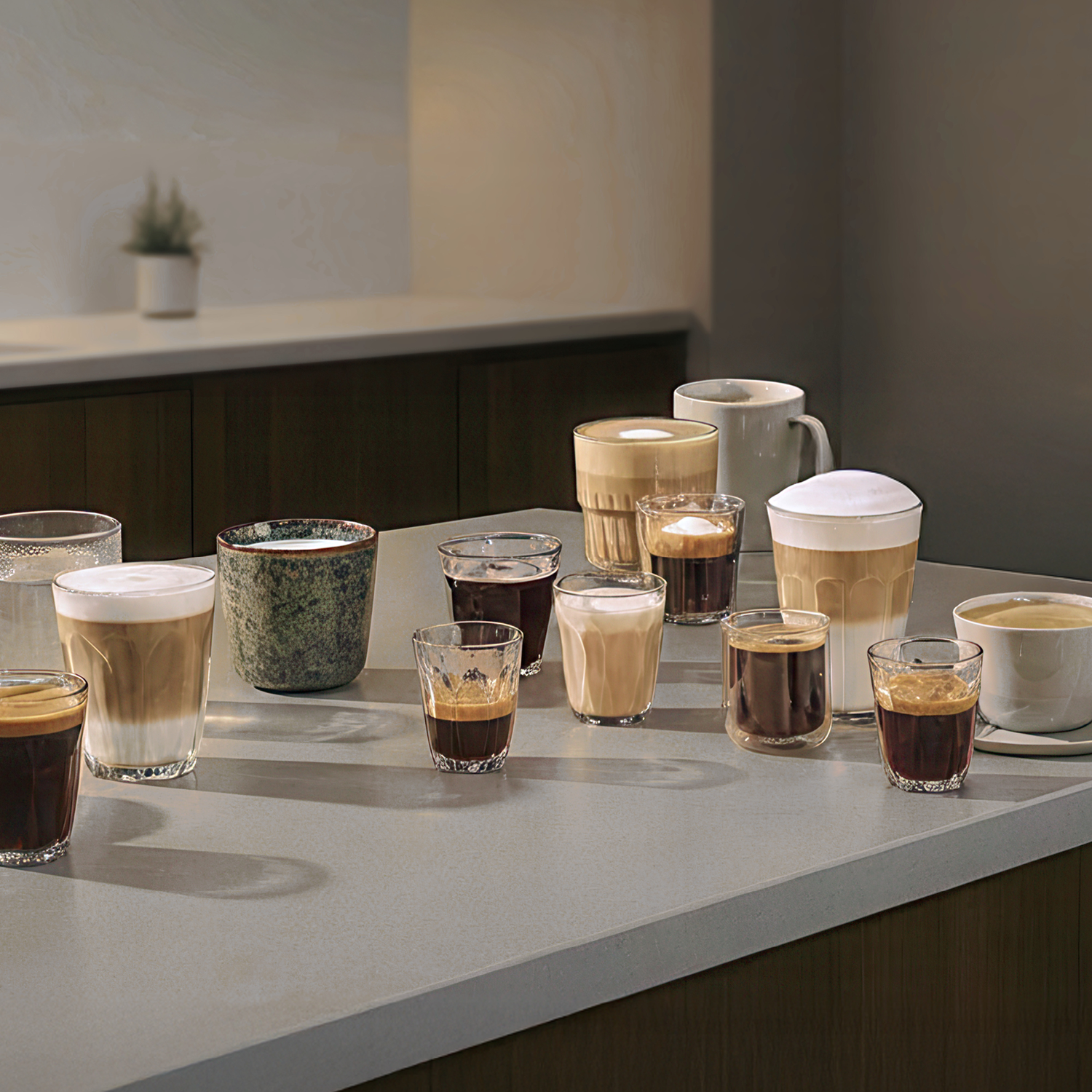 Diverses boissons au café dans des verres et des tasses disposés sur un comptoir.