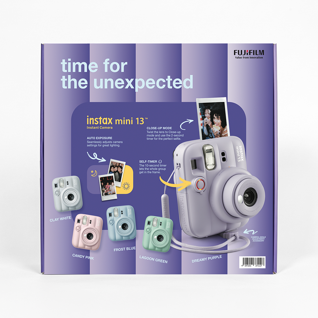 Mor bir kutu, çeşitli renklerde beş Instax Mini 13 kamerayı sergiliyor, temel özellikleri ve örnek bir fotoğrafı vurguluyor.