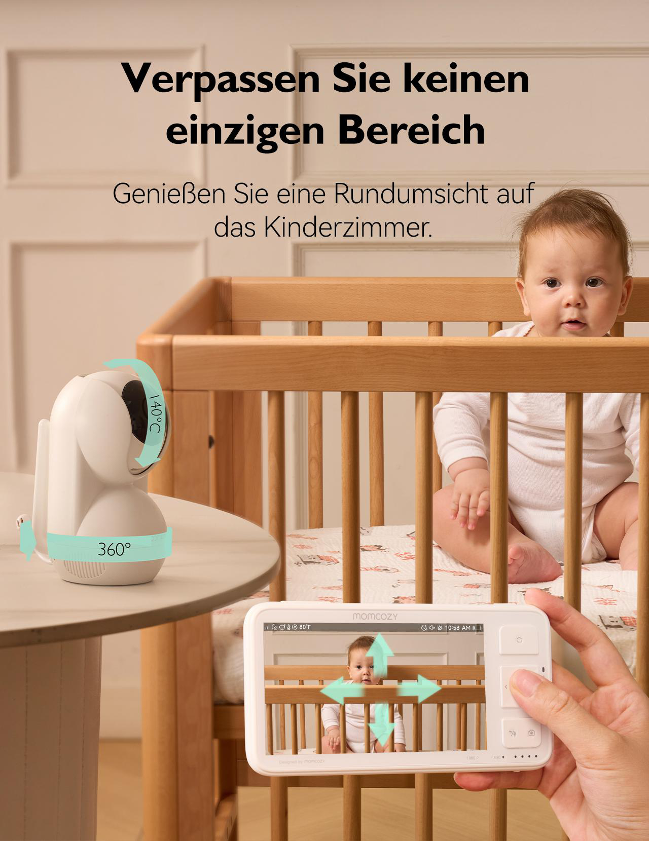 Ein Baby blickt aus einem Gitterbett, daneben eine Babykamera mit 360°-Ansicht.