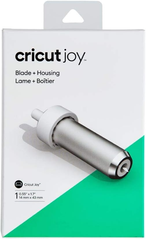 Cricut Joy Bıçak + Muhafaza ambalajı, yeşil çapraz şeritli beyaz kutu, gümüş ve beyaz bıçak muhafazası gösteriyor.