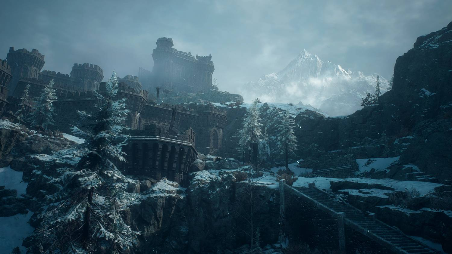Una sombría ruina de castillo en una montaña nevada con niebla y árboles cubiertos de nieve.