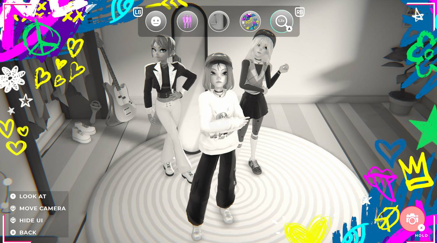Tres chicas de anime posan frente a una pared con grafitis.