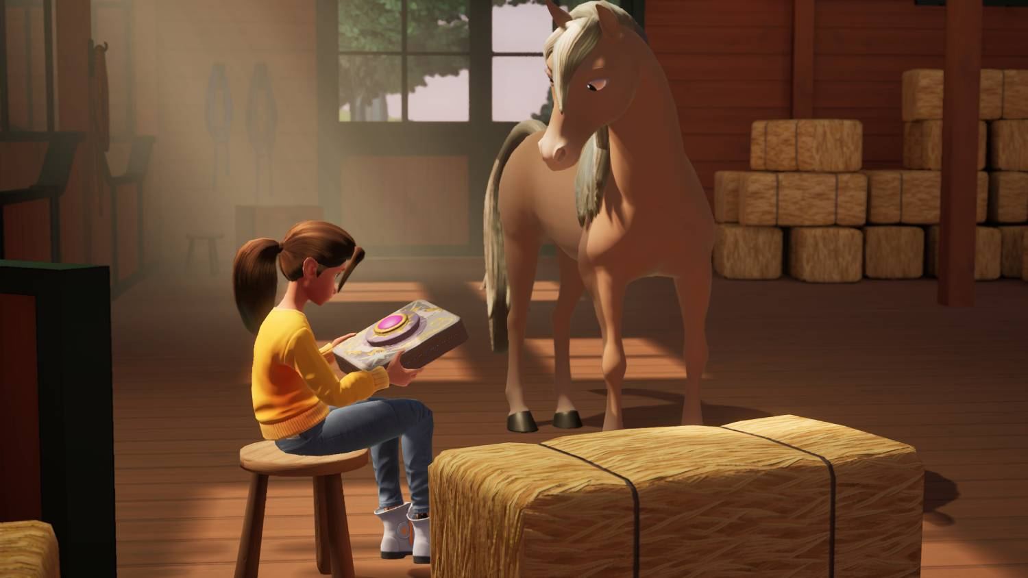 Una niña con suéter amarillo sentada en un taburete leyendo un libro, junto a un caballo.