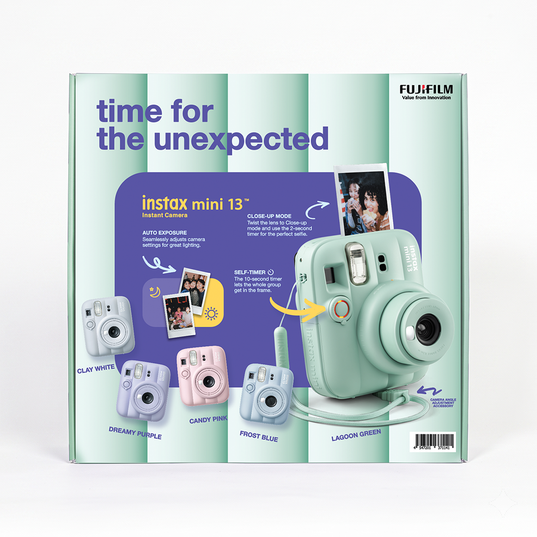 Fujifilm Instax mini 13 kamera kutusu, Lagoon Green renginde, kamerayı ve renk seçeneklerini gösterir.
