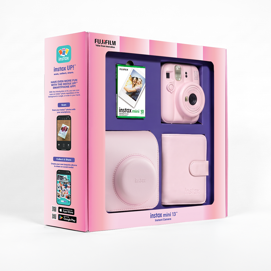 Pembe Instax Mini 13 anında fotoğraf makinesi hediye seti, kamera, kılıf ve albüm içerir.