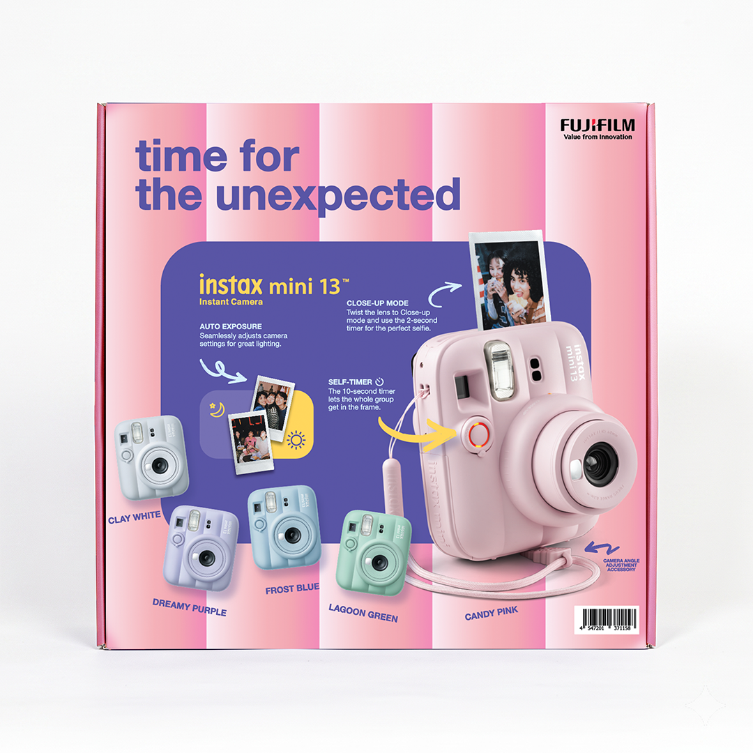 Fujifilm Instax Mini 13 kamera kutusu, pembe kamera ve dört renk seçeneği gösteriliyor.