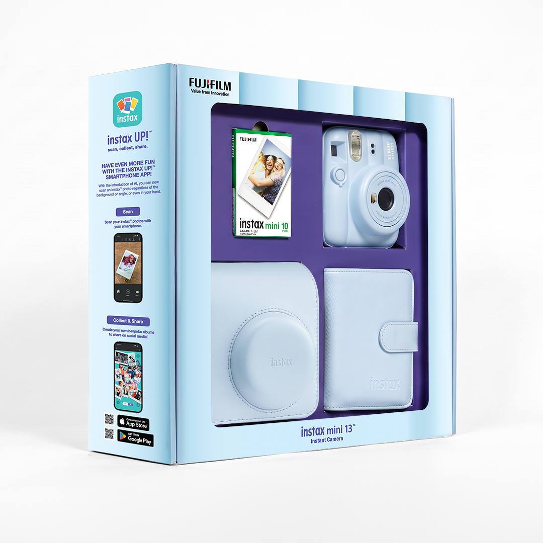 Açık mavi Instax Mini 13 kamera seti; kamera, film ve kılıf içerir.