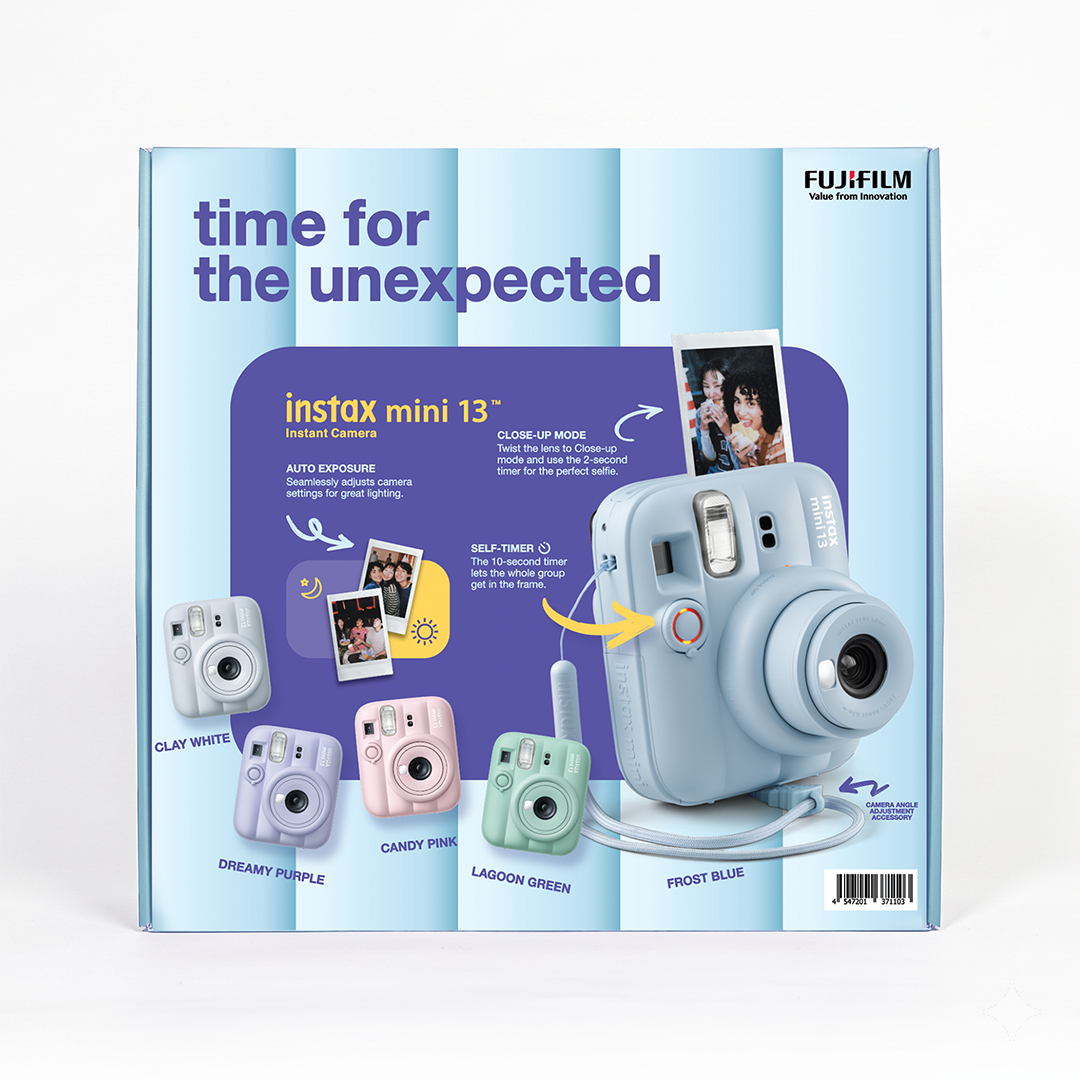 Pastel mavi Instax Mini 13 anında fotoğraf makinesi kutusu, ürün özelliklerini gösteriyor.