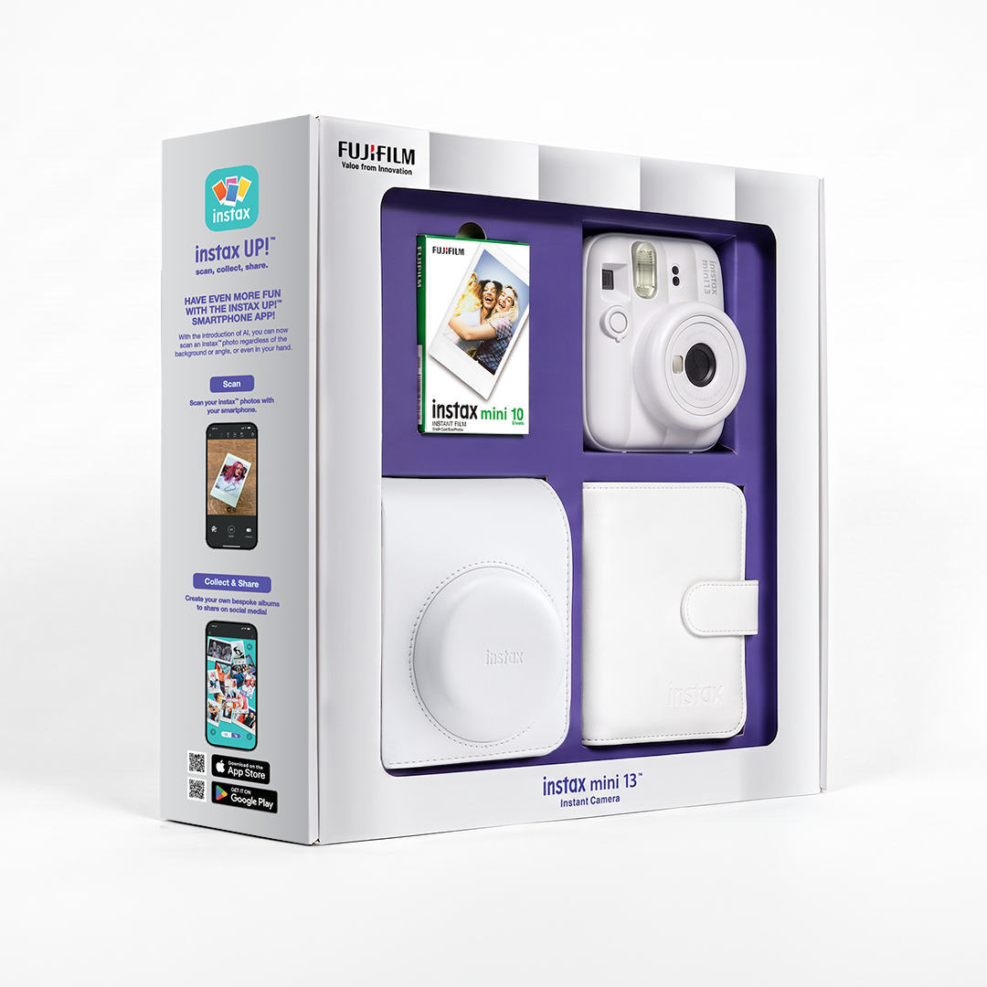Kutuda aksesuarlı beyaz Fujifilm Instax Mini 13 kamera hediye seti.