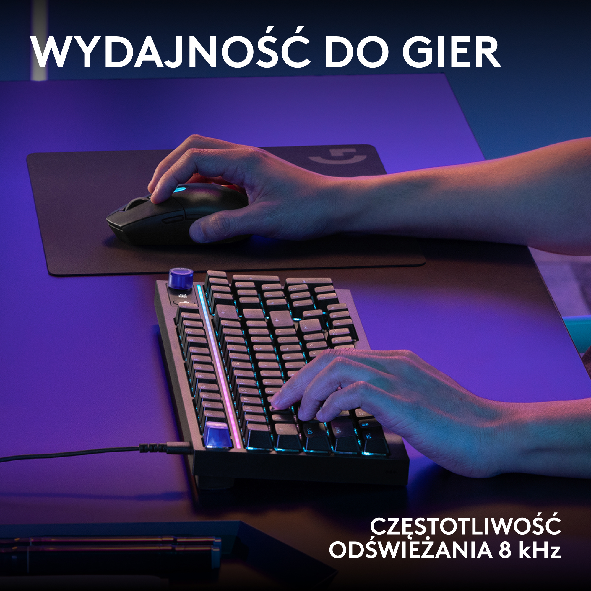 Dłonie na klawiaturze i myszy, oświetlone niebieskim i różowym światłem.