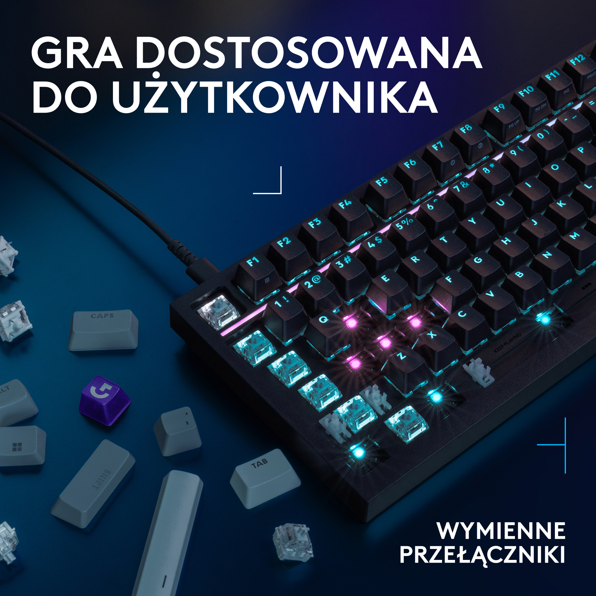 Czarna klawiatura mechaniczna z podświetlanymi klawiszami w kolorach różowym i niebieskim, otoczona luźnymi nasadkami i przełącznikami na ciemnym tle.