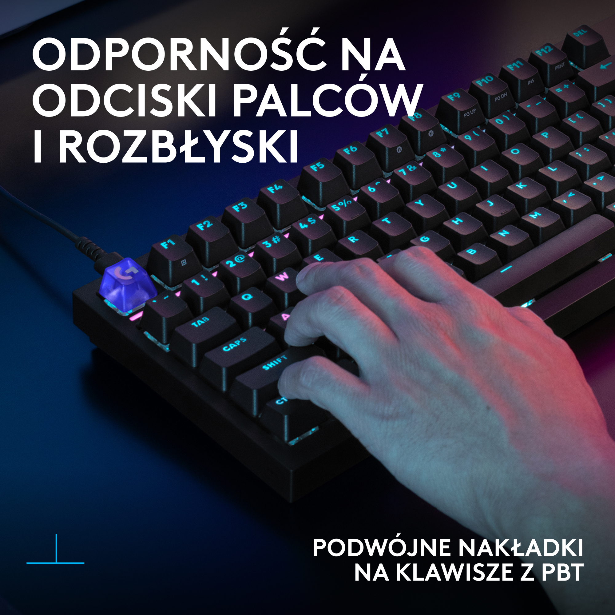 Zbliżenie czarnej klawiatury z niebieskim i różowym podświetleniem. Dłoń pisze.