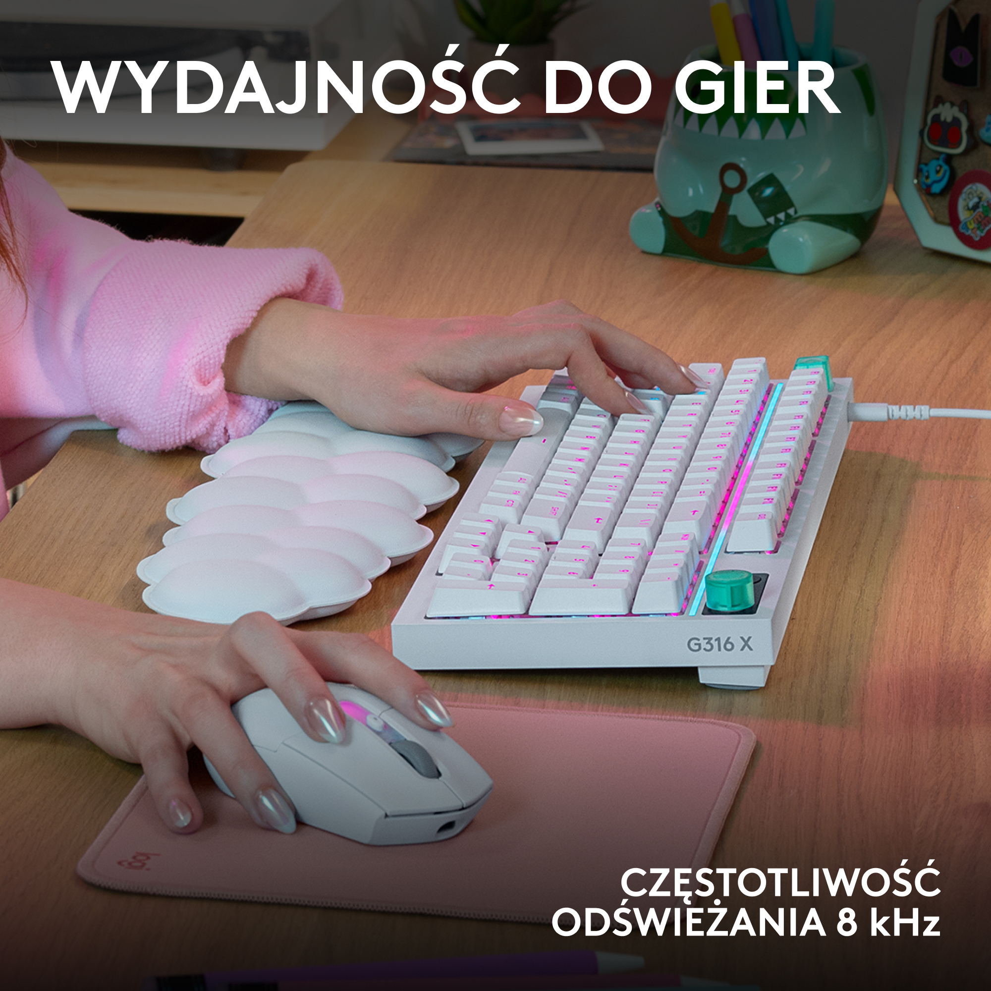 Osoba pisze na białej klawiaturze z różowym podświetleniem, używając białej myszy.