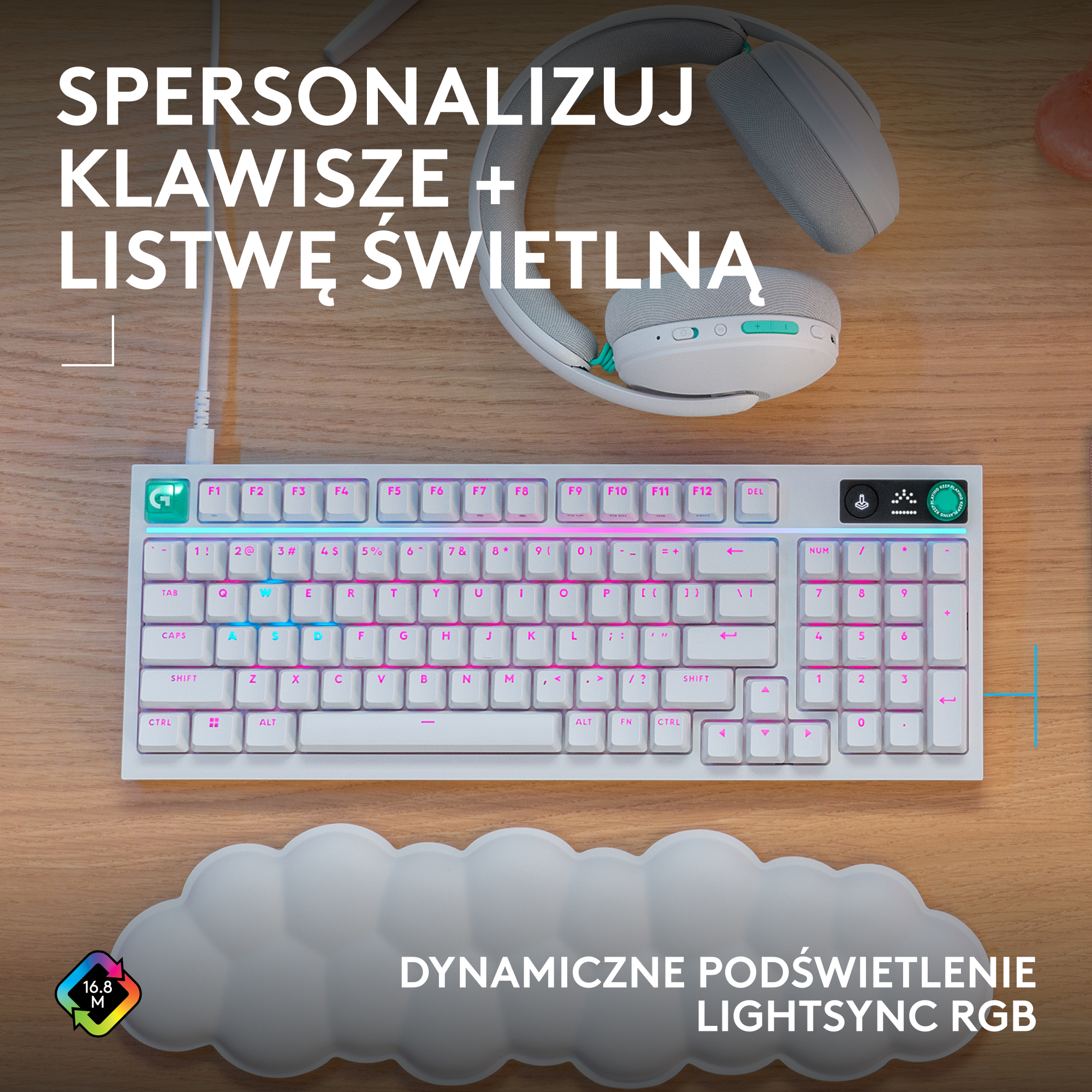 Biała klawiatura z podświetleniem RGB i białe słuchawki na drewnianym biurku.