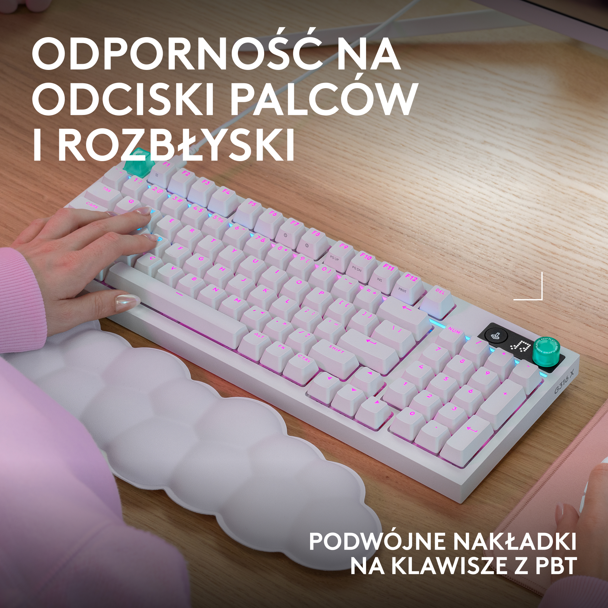 Biała klawiatura z podświetlanymi klawiszami i piszącą ręką.