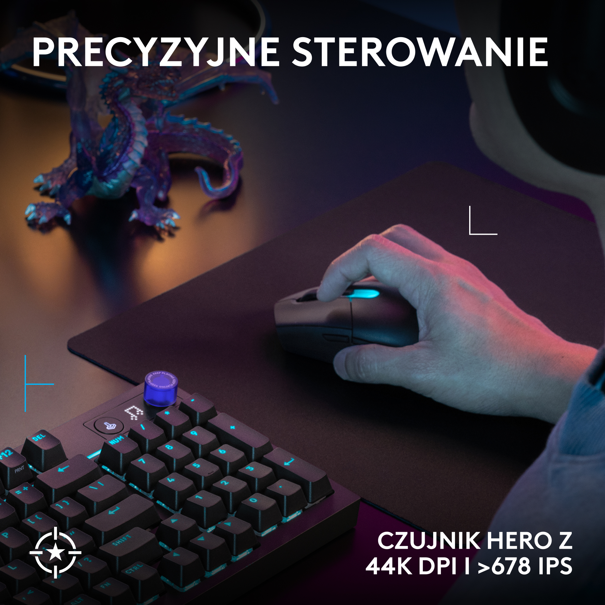 Dłoń używa myszki na czarnej podkładce, klawiatura na pierwszym planie.