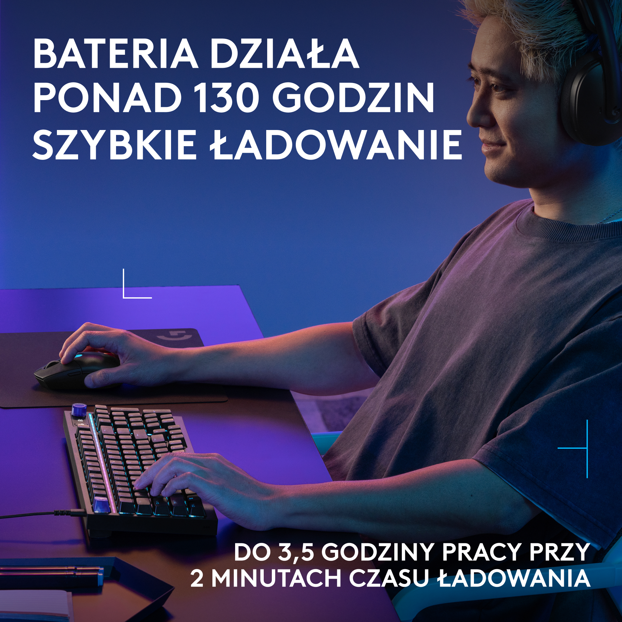 Mężczyzna w słuchawkach gra na komputerze, używając klawiatury i myszy.