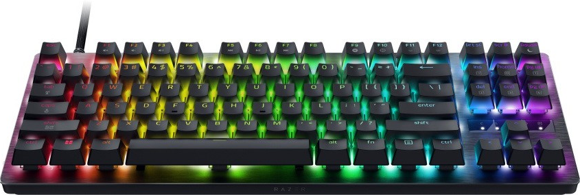 Una tastiera nera con illuminazione RGB che sfuma dal rosso al blu.