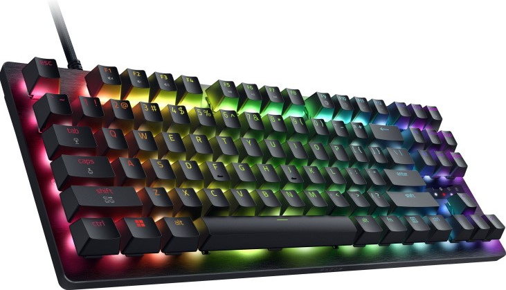 Tastiera nera con illuminazione RGB, vista ravvicinata.