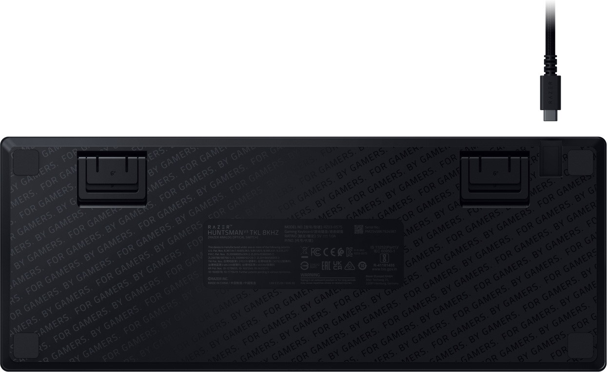 Retro di una tastiera nera con cavo USB-C. Motivo di 