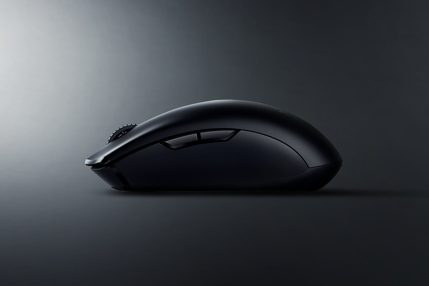 Schwarze Gaming-Maus mit glatter Oberfläche und Scrollrad, auf dunklem Hintergrund.