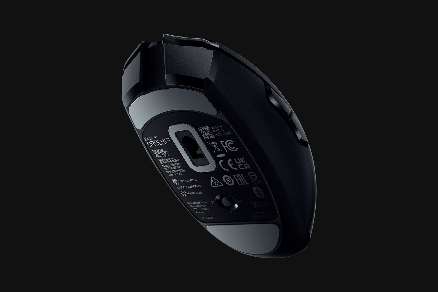 Schwarze Razer Orochi V2 Maus von unten, mit technischen Details und Logos.