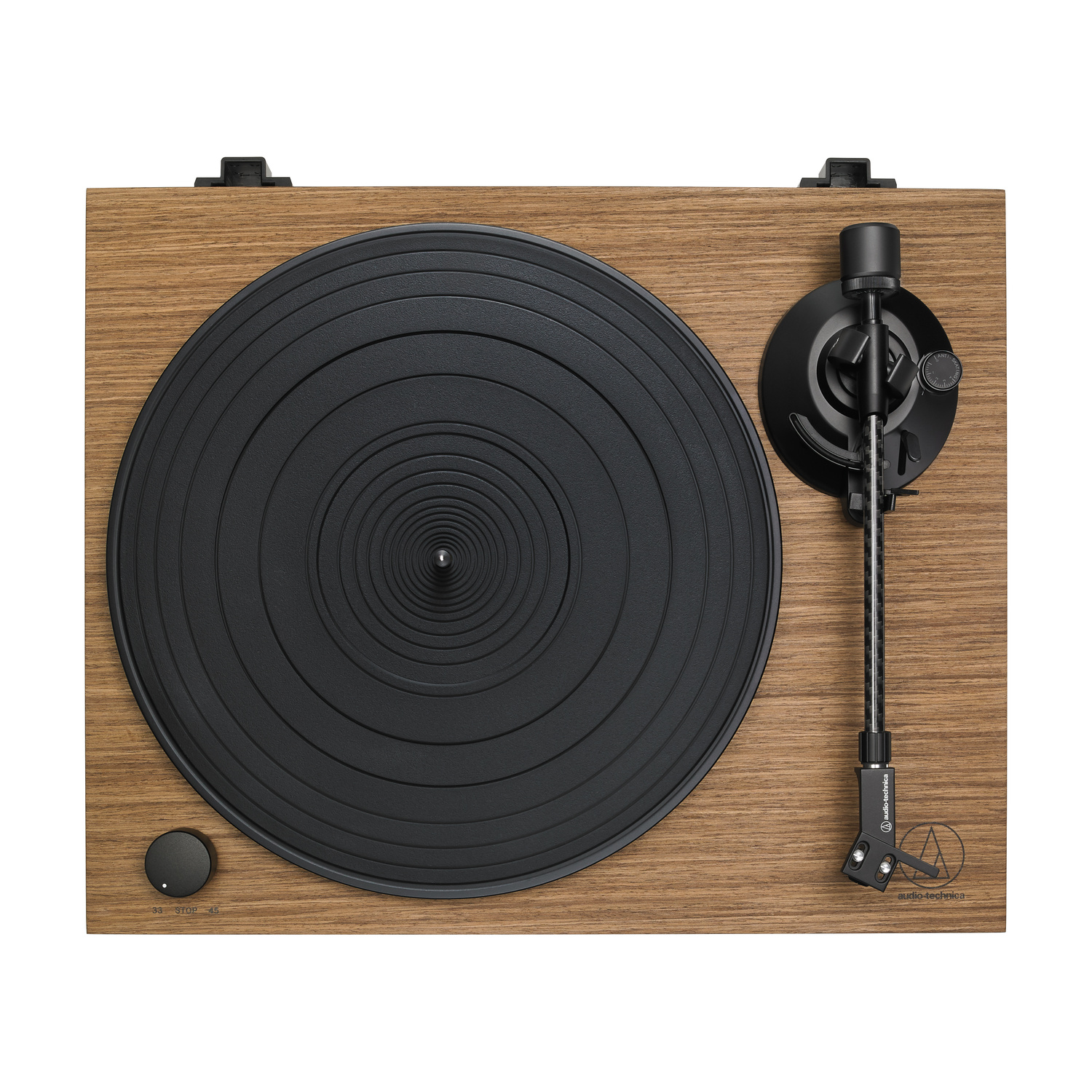 Vista dall'alto di un giradischi Audio-Technica con venature del legno, piatto nero, braccio e manopola di controllo della velocità.