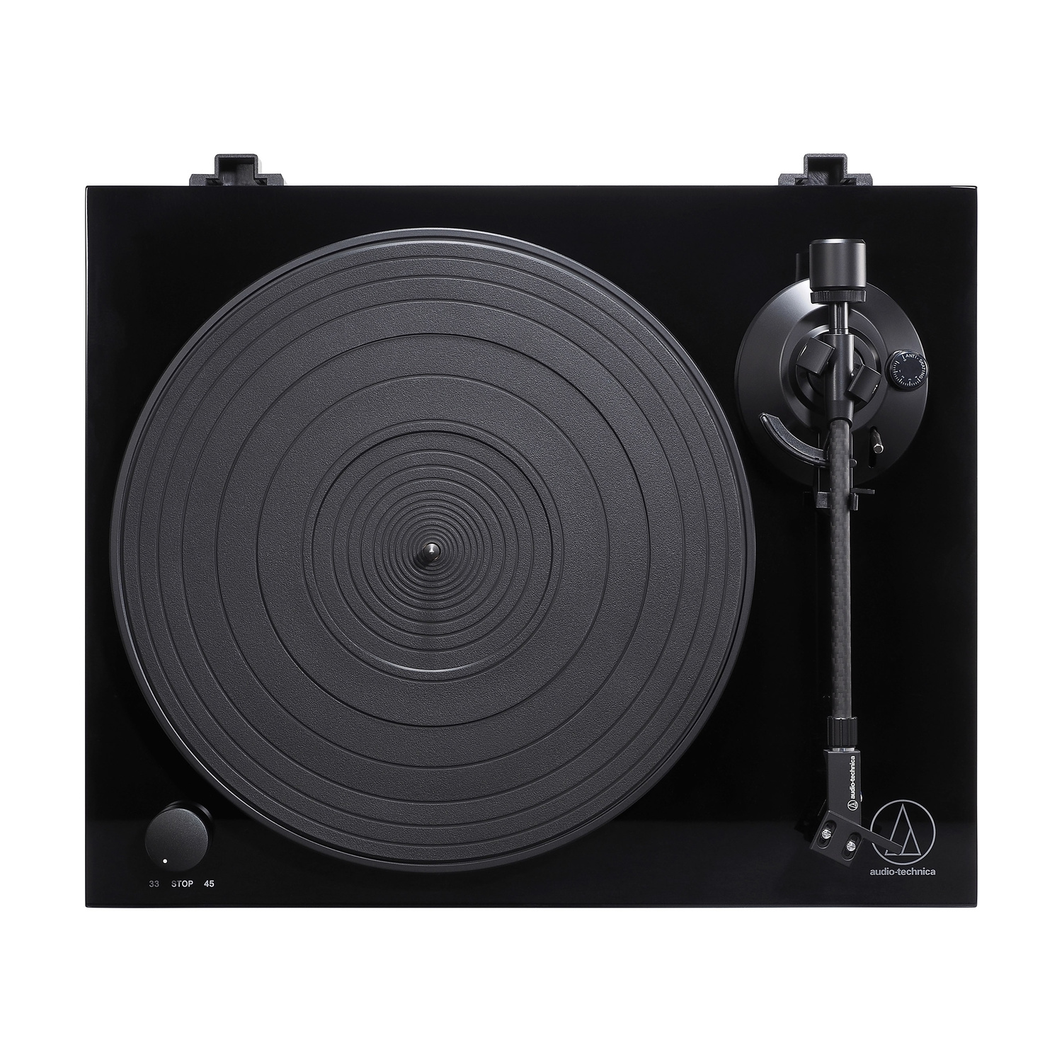 Giradischi Audio-Technica nero con braccio e controlli di velocità su sfondo bianco.