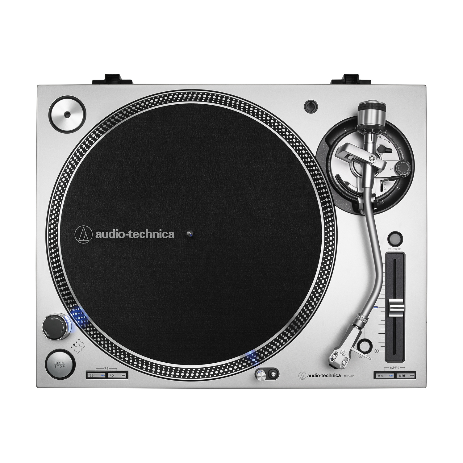 Una vista dall'alto di un giradischi Audio-Technica argentato con un piatto nero, un braccio e vari controlli.
