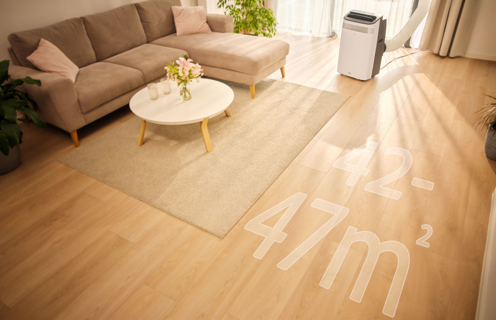 Nowoczesny salon z sofą, stolikiem kawowym i klimatyzatorem. Oznaczenia na podłodze wskazują 42-47m².
