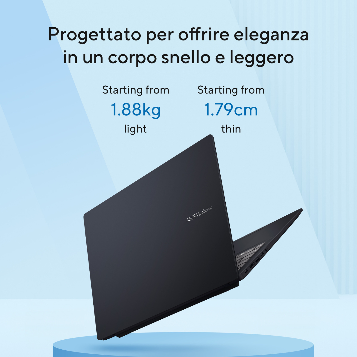Laptop ASUS Vivobook nero su piedistallo blu, 1,88 kg leggero, 1,79 cm sottile.
