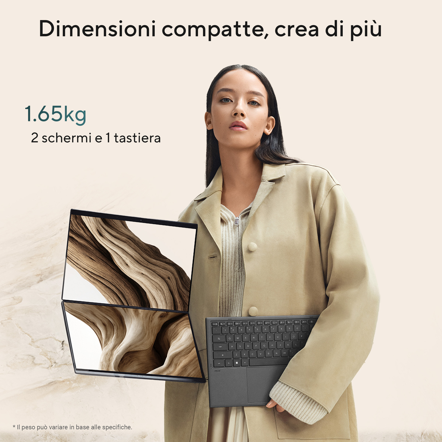 Una donna tiene un laptop con due schermi e una tastiera. Peso 1,65 kg.